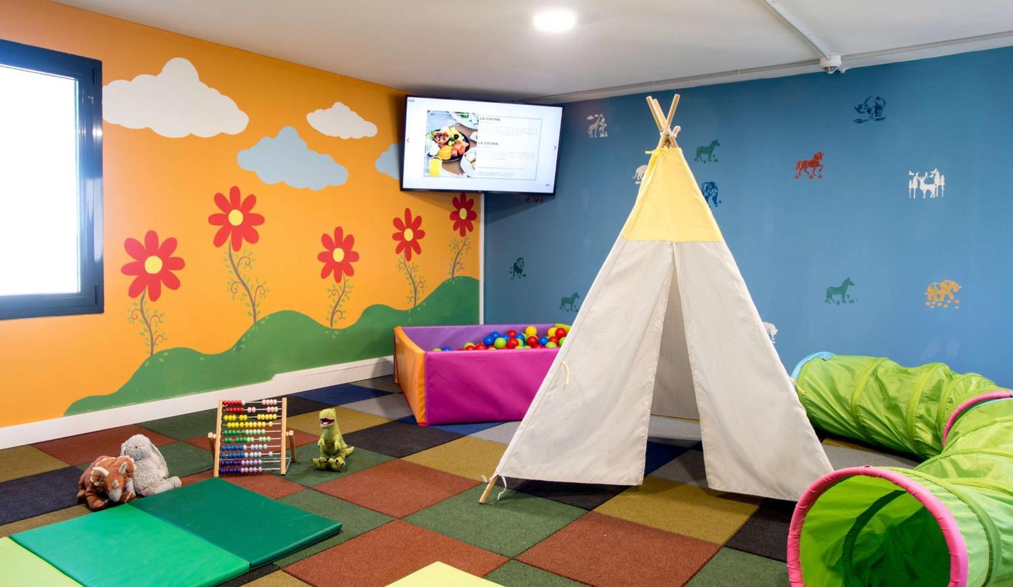 Hilton Mallorca Galatzo Peguera Eksteriør bilde A children's playroom at a hotel