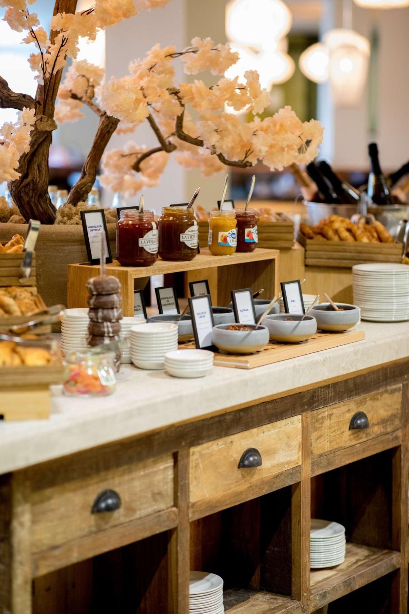 Hilton Mallorca Galatzo Peguera Eksteriør bilde A selection of jams and honey at a buffet