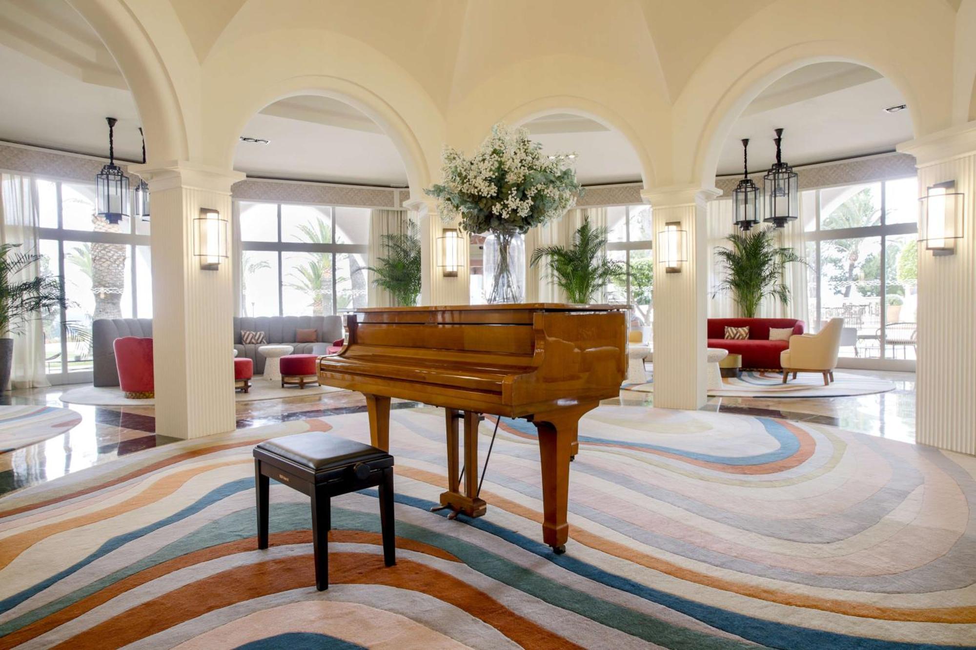 Hilton Mallorca Galatzo Peguera Eksteriør bilde The lobby of the Four Seasons Hotel